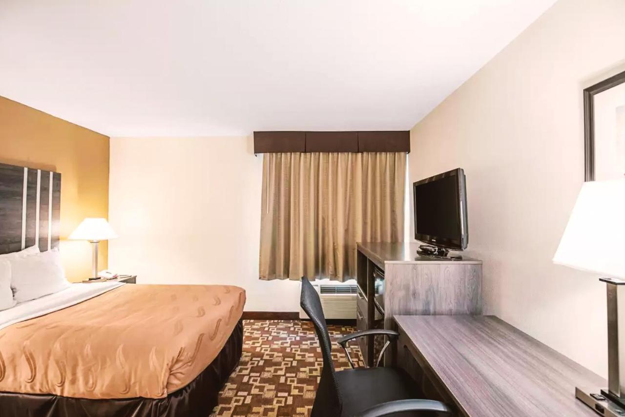 Quality Inn & Suites Milwaukee Eksteriør bilde